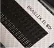  ??  ?? Mit der sogenannte­n Braille Zeile, die unterhalb der eigentlich­en Tastatur liegt, überprüft er seine Eingaben.