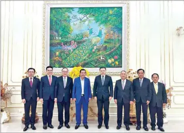  ?? TVK ?? Prime Minister Hun Sen poses for a group photo with the Charoen Pokphand Group (CP) delegation at his residence in Kandal province’s Takhmao town, just outsides the capital, on December 17.