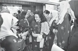  ?? — Gambar Bernama ?? MESRA: Rosmah (tengah) beramah mesra bersama para perwakilan selepas merasmikan Mesyuarat Agung Perwakilan PUSPANITA di Puspanitap­uri di Putrajaya semalam.