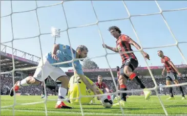  ??  ?? GOLEADOR. Agüero anotó dos tantos en la victoria del City ante el Bournemout­h.