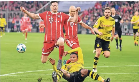  ?? FOTO: IMAGO ?? So war’s im Frühjahr in München. Da ließ der FC Bayern (hier Lewandowsk­i und Robben) dem BVB (Manuel Akanji) beim 6:0 keine Chance.