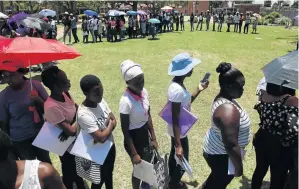  ?? / ANTONIO MUCHAVE ?? Prospectiv­e students form long queues at the Capricorn TVET college in Seshego.
