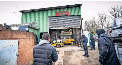  ?? RP-FOTO: HANS-JÜRGEN BAUER ?? Die illegal errichtete Halle auf dem Gelände in Rath räumten Einsatzkrä­fte der Stadt und der Polizei am Dienstag.