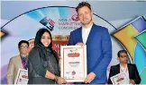  ?? ?? Zafrana Nafees (Left) receiving the ’Most Influentia­l Global Marketing Leaders’ award from keynote speaker of the World Marketing Congress 2017 Thomas Kolster, a globally recognized speaker