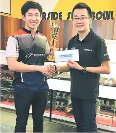  ??  ?? Bong Kihow (left) receives prizes from organising chairman Kevin Yeo.