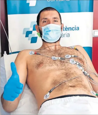  ??  ?? Nikola Mirotic, ayer en la revisión médica del Barça.