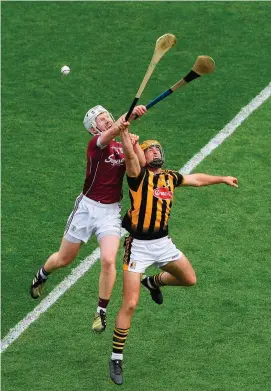  ?? RAY McMANUS/SPORTSFILE ?? John Hanbury and Colin Fennelly may renew their rivalry when Galway take on Kilkenny at Pearse Stadium on Sunday