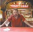  ??  ?? Carlos Corona filmó escenas en un bar cercano al Barrio Chino.