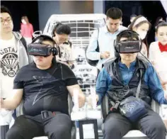  ??  ?? Visitor use VR experience technology at the booth of Kia Motors. There has been a flurry of deals over using location sharing in vehicles.