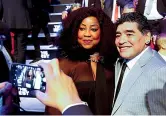  ??  ?? Selfie Diego Armando Maradona con la senegalese Fatma Samoura, segretaria generale della Fifa