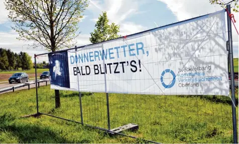  ?? Foto: Thorsten Jordan ?? An den Ortseingän­gen von Schondorf weisen Plakate bereits darauf hin: Die Blitzer kommen.