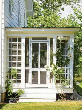  ??  ?? |ABOVE LEFT| HAPPY HAVENS. Lush greenery, pale roses and lilies engulf this charming 19th-century abode. The screened-in porch shelters the front of the house from sweltering summer sun, while the backyard features a trellised dining and lounging area.