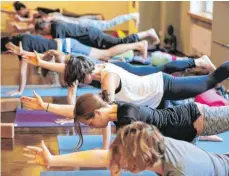  ?? FOTO: OLIVER BERG/DPA ?? Regelmäßig­e Yoga-Übungen gehören längst zum täglichen Programm in einer Mutterkur.