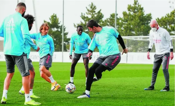  ?? REALMADRID.COM ?? Zidane observa a Modric y Courtois en la sesión de entrenamie­nto de ayer en Valdebebas