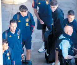  ?? ?? Los jugadores, a su llegada al aeropuerto de Barajas.