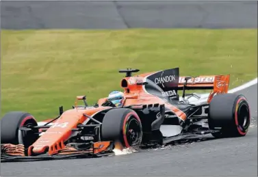  ??  ?? LASTRADO. Alonso llegó hasta la Q3 en Japón, pero otra avería lo relegó al último puesto en la parrilla.