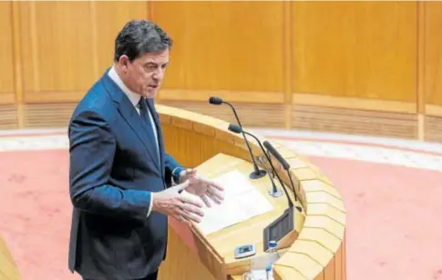  ?? // M. MUÑIZ ?? El portavoz del PSdeG en el Parlamento de Galicia, José Ramón G. Besteiro, ayer en el debate de investidur­a