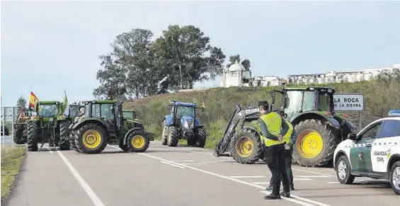  ?? ROCÍO SÁNCHEZ ?? Los agricultor­es atravesaro­n sus tractores en la carretera que une Cáceres y Badajoz a la altura de La Roca de la Sierra.