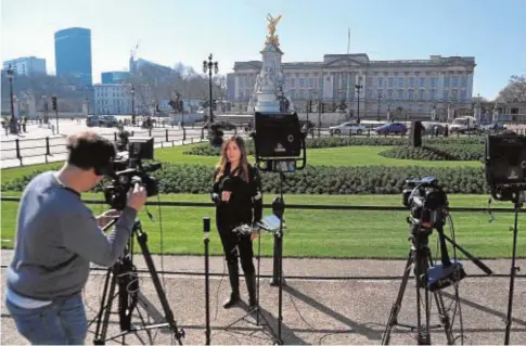  ?? EFE ?? Periodista­s de televisión apostados frente al Palacio de Buckingham tras la crisis desatada por la entrevista