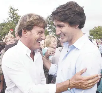  ??  ?? Justin Trudeau et Stephen Bronfman, lors d’un party de grange à l’île-du-PrinceÉdou­ard, en 2013. − La Presse canadienne: Andrew Vaughan