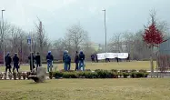  ?? (Foto Rensi) ?? A distanza La polizia sorveglia un piccolo gruppo di anarchici accorso per contestare la protesta dei secondini