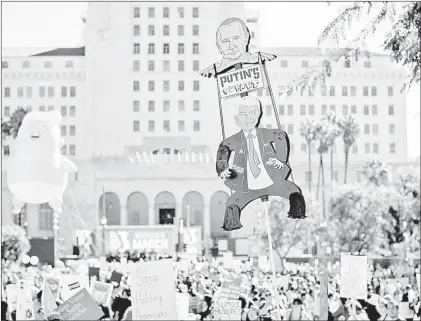  ??  ??    Marcha de Mujeres en Los Ángeles, California: miles protestaro­n en contra de Donald Trump . Foto Afp