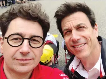  ??  ?? Mattia Binotto, 50 anni, e Toto Wolff, 48: è finito il tempo dei selfie assieme e dei sorrisi