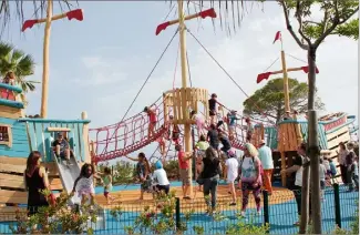  ?? (Photo A.R.) ?? L’aire de jeux comporte un imposant bateau et de petits mammifères marins.