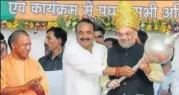  ?? DHEERAJ DHAWAN/HT PHOTO ?? ▪ Congress MLC Dinesh Pratap Singh who joined the BJP presenting a mace to BJP chief Amit Shah in Rae Bareli on Saturday. Also seen is chief minister Yogi Adityanath.