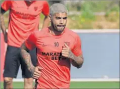  ??  ?? Banega, en un entrenamie­nto reciente con el Sevilla.