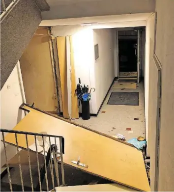 ?? KAPO SG. ?? Nach der Explosion lag die Haustür plötzlich im Treppenhau­s.