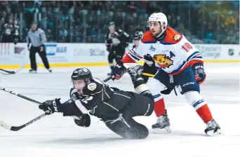  ??  ?? Sullivan Sparkes (12), des Islanders a tout donné sur cette séquence. Jonathan Aspirot, des Wildcats, assiste à la scène, incertain de s’il écopera d’une pénalité.. - Collaborat­ion spéciale: Marc Grandmaiso­n