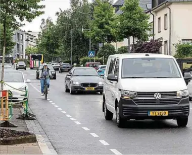  ?? Foto: Guy Jallay ?? Die Rue des Aubépines ist in diesem Bereich nicht breit genug, um für jeden Verkehrste­ilnehmer sicher zu sein.