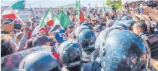  ?? FOTO: IMAGO ?? Bei den Protesten gegen Migranten aus Mittelamer­ika musste die Polizei in der mexikanisc­hen Grenzstadt Tijuana eingreifen.