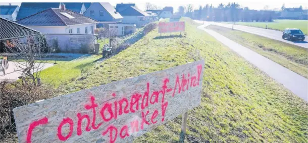  ?? FOTO: JENS BÜTTNER/DPA ?? In Upahl in Mecklenbur­g-vorpommern soll eine Containeru­nterkunft für bis zu 400 Flüchtling­e entstehen. Aus dem Dorf gibt es Proteste.