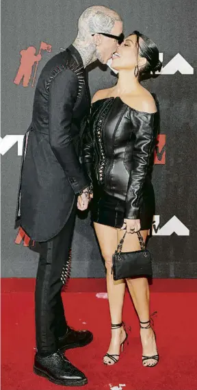  ?? ANDREW KELLY / REUTERS ?? Kourtney Kardashian i Travis Barker, pura passió als MTV VMA