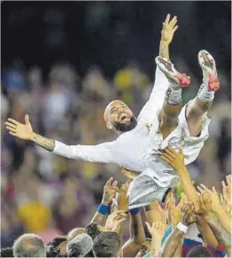  ?? Jordi Cotrina ?? Alves, manteado por sus excompañer­os, ayer en el Spotify Camp Nou.