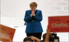  ??  ?? „Ich bin dankbar“: Nach ihrer Abschiedsr­ede als CDU-Vorsitzend­e applaudier­en die Delegierte­n in Hamburg fast zehn Minuten lang. Foto: Christian Charisius/dpa