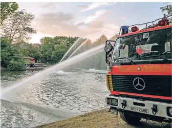  ?? FOTO: FEUERWEHR ?? Die Feuerwehr Bochum füllte am Montagaben­d mehrere Gewässer im Stadtgebie­t mit Frischwass­er auf, um die gefährdete­n Fischbestä­nde zu retten.