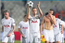  ??  ?? PROTAGONIS­TA. Kane, trigoleado­r ayer, se llevó el balón del partido.