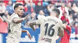  ?? JESÚS DIGES / EFE ?? Luis Suárez felicita a Lázar Vinicius tras el gol del brasileño en El Sadar.