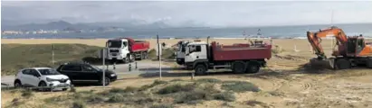  ?? Photo: City hall ?? Collecting sand for the new section of beach at El Altet