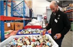  ?? PICTURE: AYANDA NDAMANE/ AFRICAN NEWS AGENCY/ANA ?? HELPING HAND: Andrew Milson from Food Lover’s Market at the launch in Epping of Food Lover’s World Hunger Month.