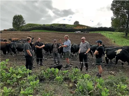  ??  ?? Agronomist Brian Cornish talks with a farm discussion group about the fit and function of fodder beet on the dairy platform. PHOTO: SUPPLIED