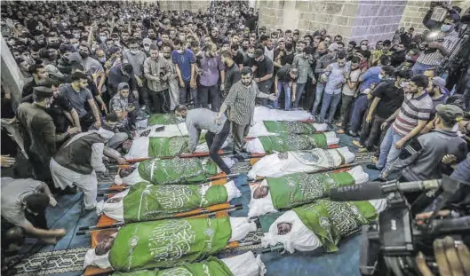  ?? HAITHAN IMAD /EFE ?? Funeral de 15 palestinos muertos en un ataque aéreo de las fuerzas israelís, ayer en Gaza.