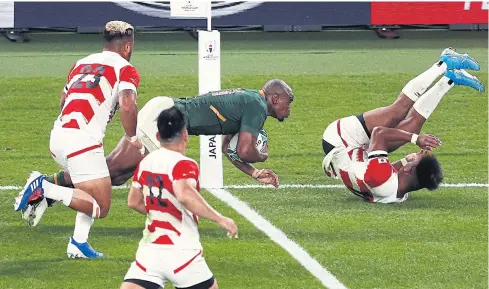  ?? AFP ?? South Africa’s Makazole Mapimpi scores a try during the quarter-final match against Japan at the Tokyo Stadium.