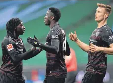  ?? FOTO: CARMEN JASPERSEN/DPA ?? Tanguy Coulibaly (links) und Sasa Kalajdzic (rechts) könnten in Bielefeld den gesperrten Silas Wamangituk­a (Mitte) ersetzen.