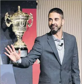  ?? FOTO: EFE ?? Navarro junto a trofeos de la sección, en la rueda de prensa del pasado día 7