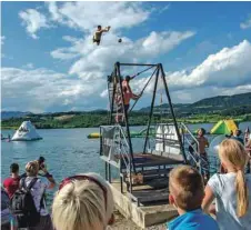  ??  ?? Dunking Devils napoveduje­jo atrakcijo in menda tudi nov rekord.