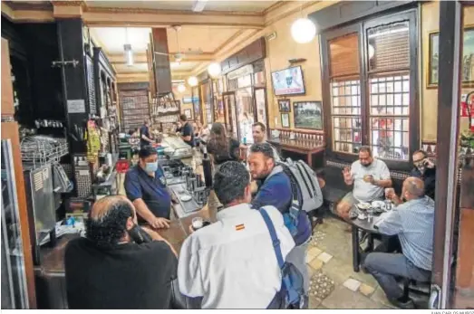  ?? JUAN CARLOS MUÑOZ ?? Interior de la taberna Las Columnas, en pleno enclave monumental de Sevilla y que reabrió el pasado jueves.